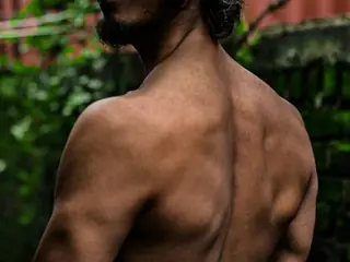 Use the shoulder sample photo